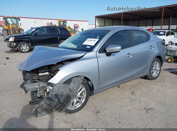 3MYDLBYV1HY153431 2017 TOYOTA YARIS IA Silver Vista tres cuartos delantera izquierda
