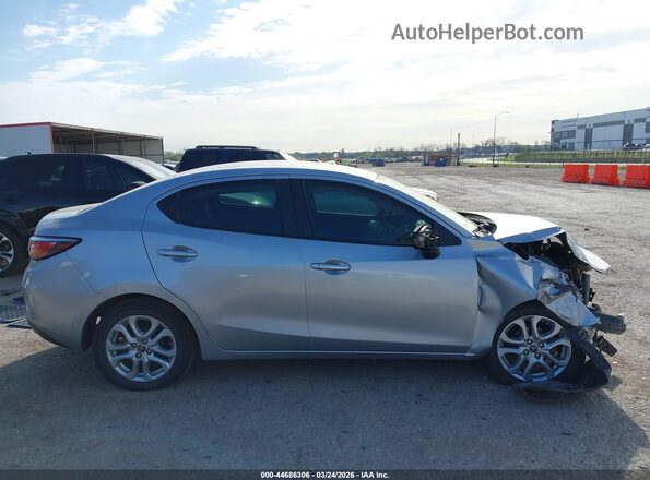 3MYDLBYV1HY153431 2017 TOYOTA YARIS IA Silver Vista interior de 360 grados