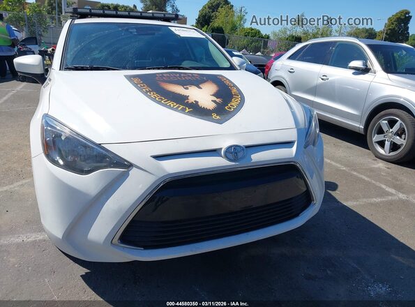 3MYDLBYV1HY166373 2017 TOYOTA YARIS IA White Вид щитка приладів