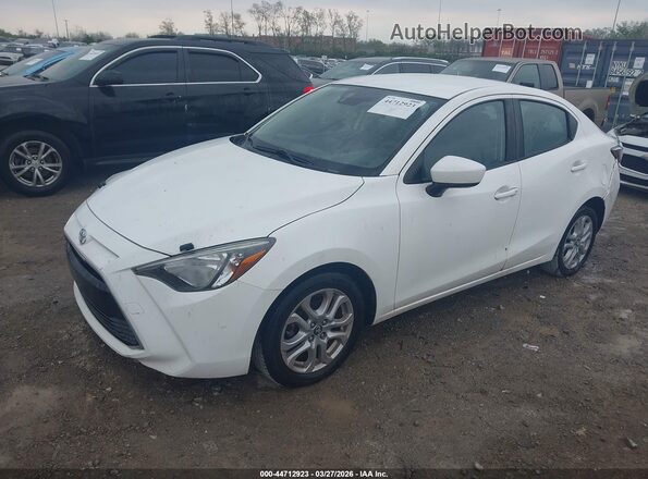3MYDLBYV1HY195002 2017 TOYOTA YARIS IA Белый Передняя левая четверть