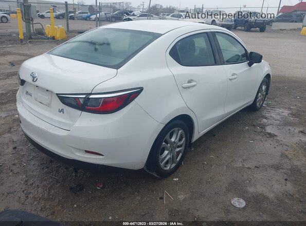3MYDLBYV1HY195002 2017 TOYOTA YARIS IA Белый Задняя правая четверть