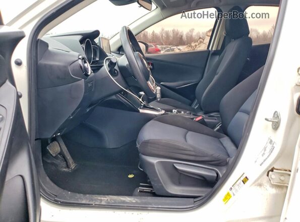 3MYDLBYV2HY175583 2017 TOYOTA YARIS White Front interior view