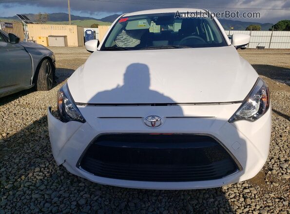 3MYDLBYV2HY181397 2017 TOYOTA YARIS White წინა ხედი