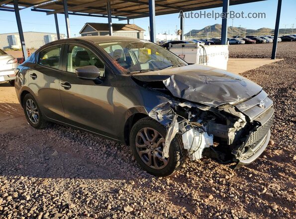 3MYDLBYV4LY704685 2020 TOYOTA YARIS Серый Передняя правая четверть
