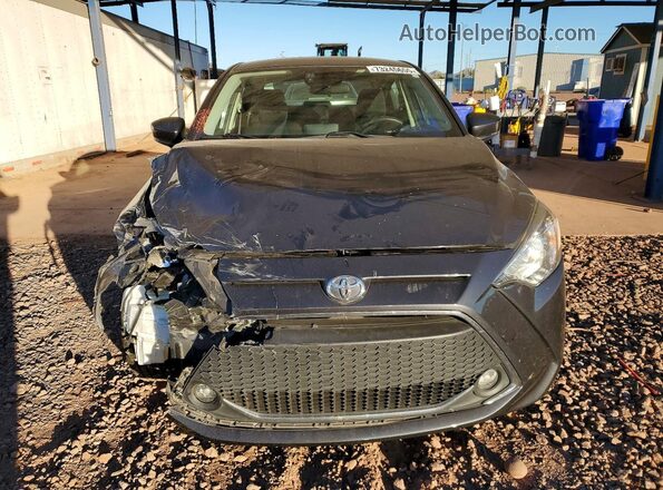3MYDLBYV4LY704685 2020 TOYOTA YARIS Серый Вид спереди