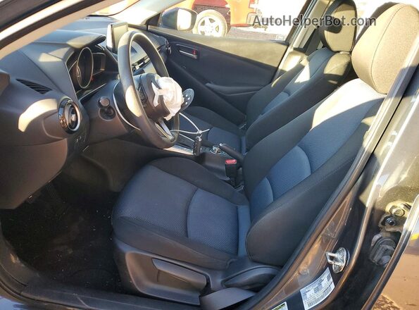 3MYDLBYV4LY704685 2020 TOYOTA YARIS Серый Вид салона спереди