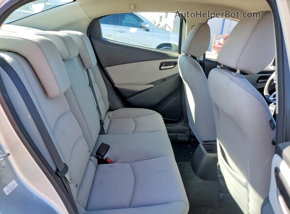 3MYDLBYV5KY501576 2019 TOYOTA YARIS Silver 
