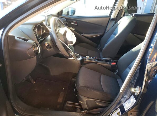 3MYDLBYV7JY322258 2018 TOYOTA YARIS Синий Вид салона спереди
