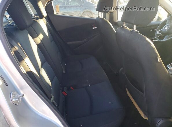 3MYDLBYV7JY332496 2018 TOYOTA YARIS Silver უკანა სავარძლების ხედი