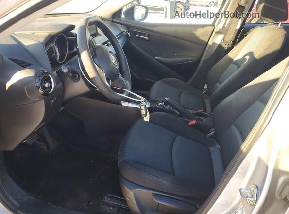 3MYDLBYV7JY332496 2018 TOYOTA YARIS Silver წინა სალონის ხედი