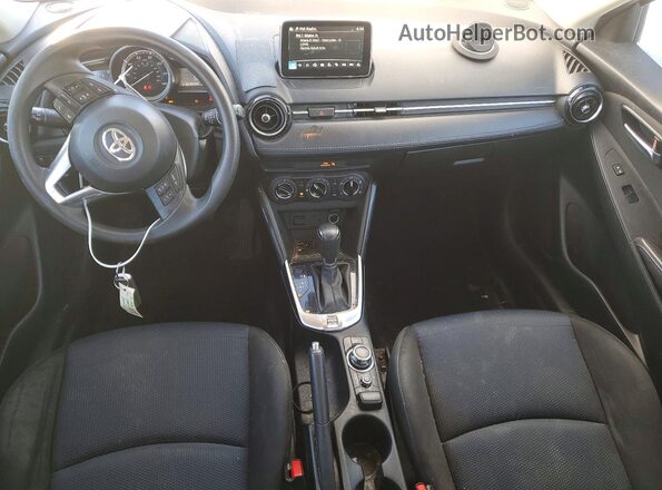 3MYDLBYV7JY332496 2018 TOYOTA YARIS Silver წინა პანელის ხედი