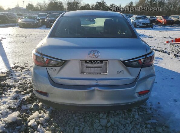 3MYDLBYV7JY332496 2018 TOYOTA YARIS Silver უკანა ხედი