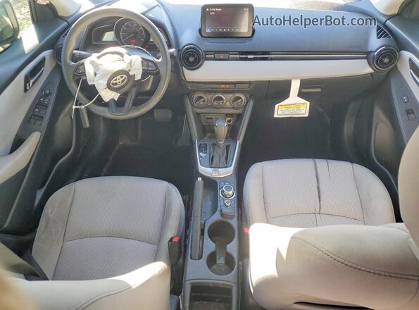 3MYDLBYV7LY708326 2020 TOYOTA YARIS White წინა პანელის ხედი