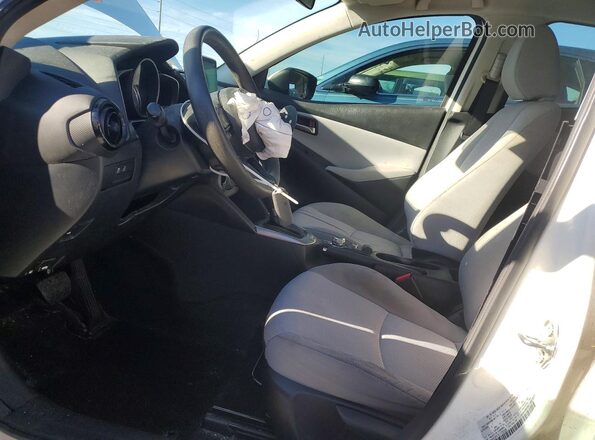 3MYDLBYV7LY708326 2020 TOYOTA YARIS White წინა სალონის ხედი