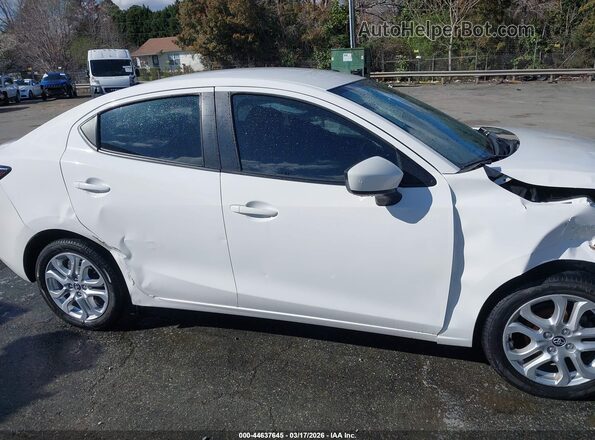 3MYDLBYV8JY302035 2018 TOYOTA YARIS IA White უკანა სალონის ხედი