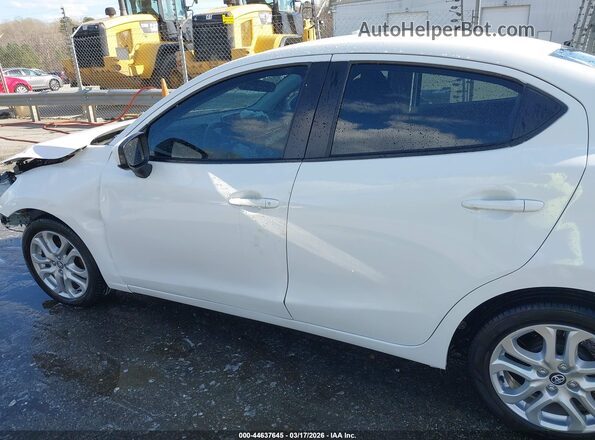 3MYDLBYV8JY302035 2018 TOYOTA YARIS IA White სალონის 360-გრადუსიანი ხედი