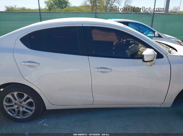 3MYDLBYV8JY313682 2018 TOYOTA YARIS IA White Vista interior de 360 grados
