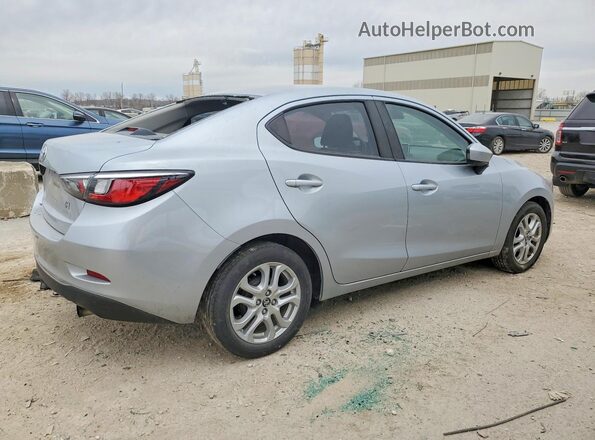 3MYDLBYV9HY164404 2017 TOYOTA YARIS Silver Rear right
