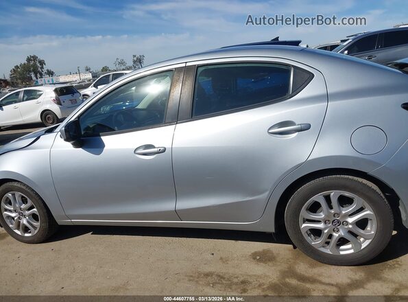 3MYDLBYV9JY317417 2018 TOYOTA YARIS IA Silver 
