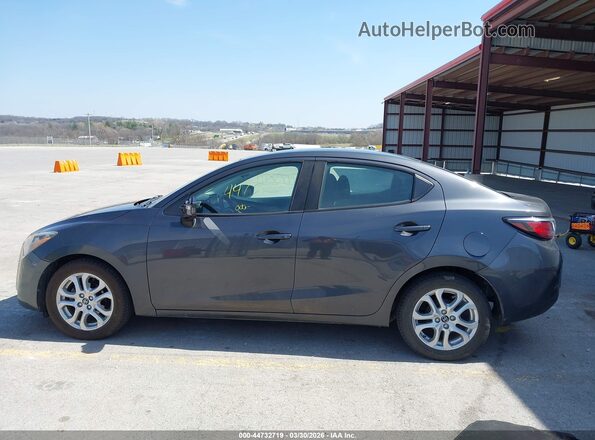 3MYDLBYV9JY332189 2018 TOYOTA YARIS IA Серый 