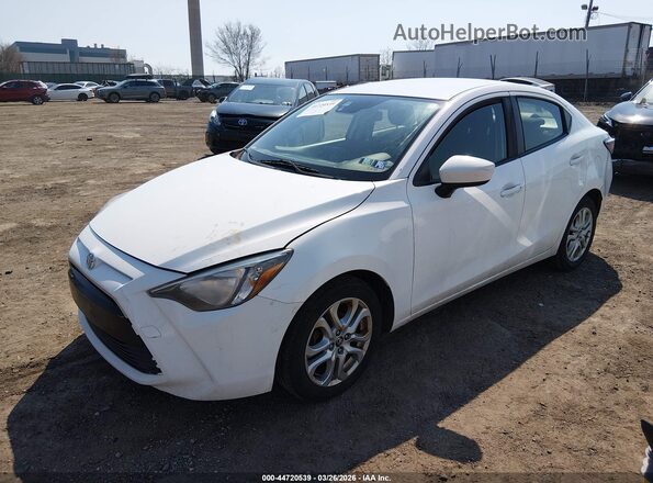 3MYDLBYVXHY181468 2017 TOYOTA YARIS IA White წინა მარცხენა ხედი სამი მეოთხედიდან