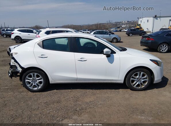 3MYDLBYVXHY181468 2017 TOYOTA YARIS IA White უკანა სალონის ხედი