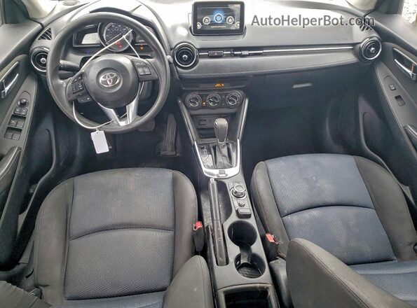 3MYDLBYVXJY304093 2018 TOYOTA YARIS Синий Вид панели приборов