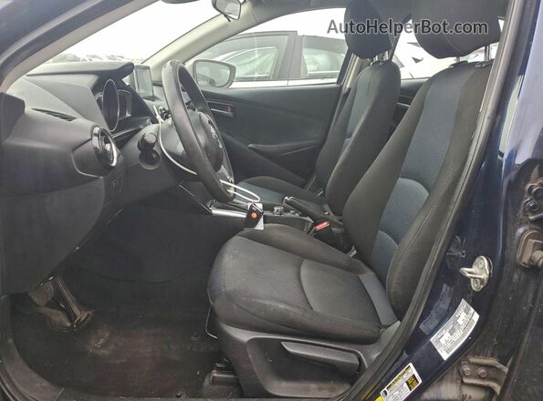 3MYDLBYVXJY304093 2018 TOYOTA YARIS Синий Вид салона спереди