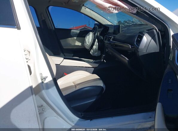 3MZBN1W34JM204796 2018 MAZDA 3 Белый Вид салона спереди