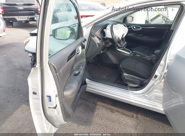 3N1AB7AP0KY272871 2019 NISSAN SENTRA Серебряный Вид салона спереди