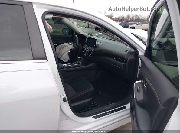 3N1AB8DV7MY258713 2021 NISSAN SENTRA Белый Вид салона спереди