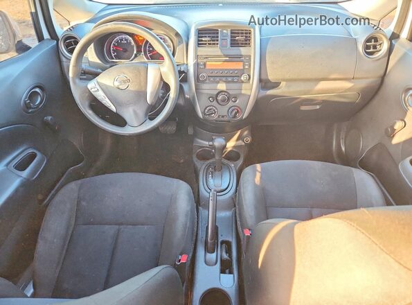 3N1CE2CP2HL359810 2017 NISSAN VERSA Белый Вид панели приборов