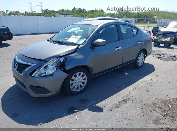 3N1CN7AP4HL802491 2017 NISSAN VERSA Silver Vista tres cuartos delantera izquierda