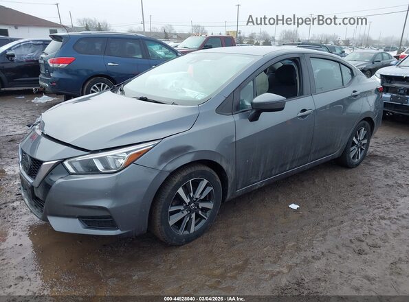 3N1CN8EV2ML851472 2021 NISSAN VERSA Gray Առջևի ձախ երեք քառորդ տեսարան