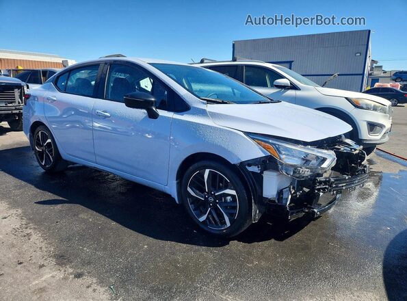 3N1CN8FV3RL929697 2024 NISSAN VERSA Gray Delantero derecho