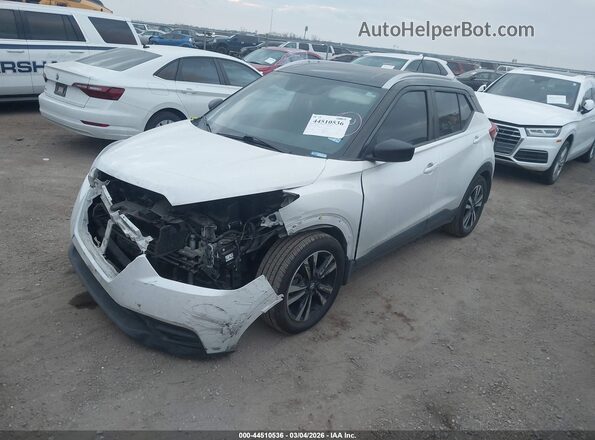 3N1CP5CU2JL541627 2018 NISSAN KICKS Белый Передняя левая четверть