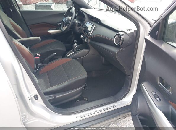 3N1CP5CU8JL532611 2018 NISSAN KICKS Silver Widok wnętrza z przodu