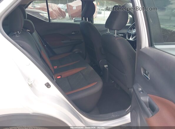 3N1CP5CU8JL532611 2018 NISSAN KICKS Silver Widok naklejki z numerem VIN