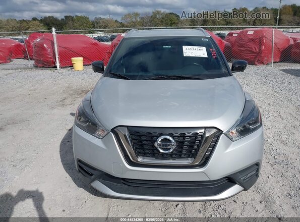 3N1CP5CU8JL532611 2018 NISSAN KICKS Silver Widok wnętrza z tyłu