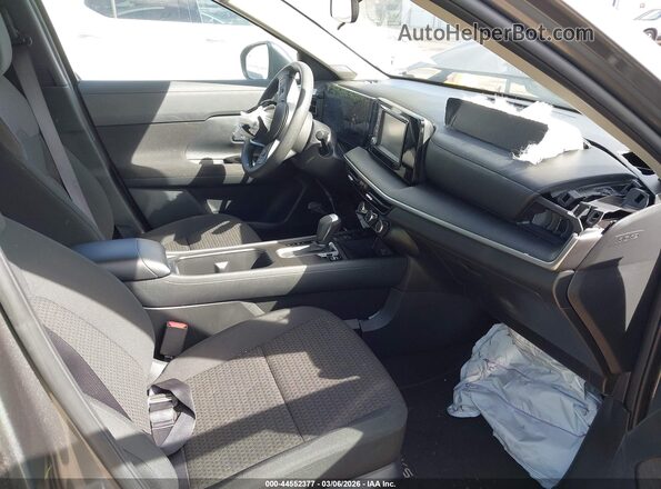 3N8AP6BA0SL322740 2025 NISSAN KICKS Серый Вид салона спереди
