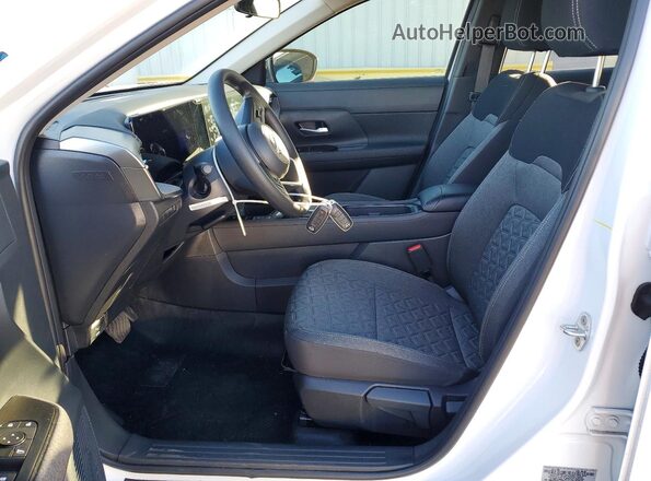 3N8AP6CE0TL323874 2026 NISSAN KICKS White Вид салону спереду