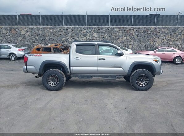 3TMCZ5AN5JM130476 2018 TOYOTA TACOMA Серебряный Вид задней части салона