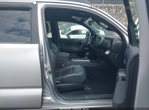 3TMCZ5AN5JM130476 2018 TOYOTA TACOMA Серебряный Вид салона спереди