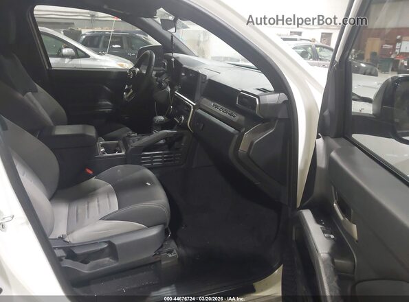 3TMKB5FN0RM016843 2024 TOYOTA TACOMA White Widok wnętrza z przodu