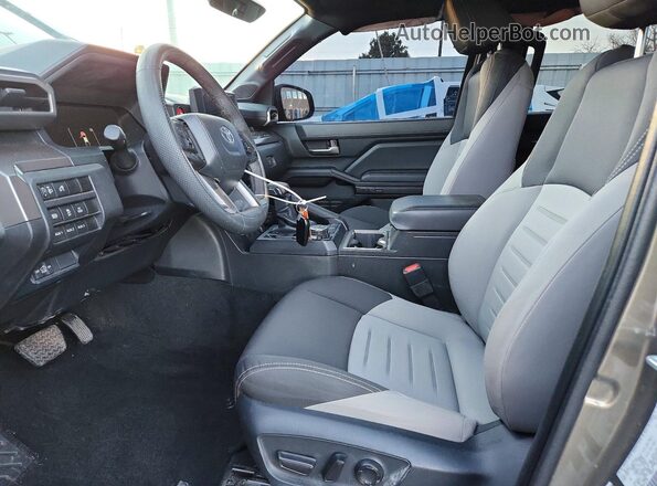 3TMLB5JN2RM012370 2024 TOYOTA TACOMA Green Front interior view