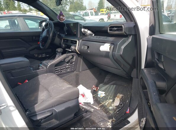 3TYJDAHN1RT013059 2024 TOYOTA TACOMA White Widok wnętrza z przodu
