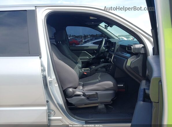 3TYKB5FNXRT011461 2024 TOYOTA TACOMA Silver Widok wnętrza z przodu