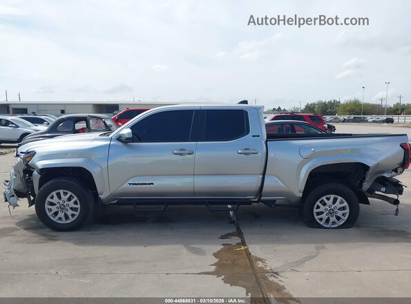 3TYKB5FNXRT011461 2024 TOYOTA TACOMA Silver Widok wnętrza 360 stopni