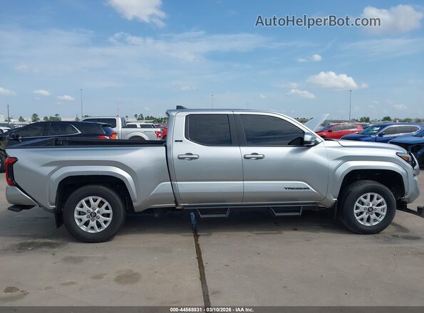 3TYKB5FNXRT011461 2024 TOYOTA TACOMA Silver Widok wnętrza z tyłu