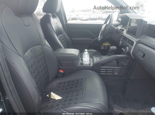 3TYKD5HN8RT004886 2024 TOYOTA TACOMA Black Widok wnętrza z przodu